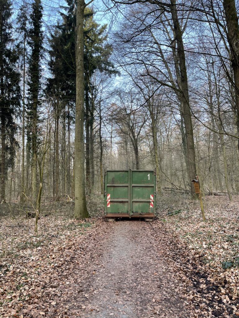 Holzcontainer vor der Befüllung